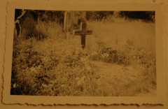 Aufnahme vun der frischen Grabstelle der jungen Flieger, die 1940 in Upjever starben und auf dem Friedhof in Jever bestattet wurden