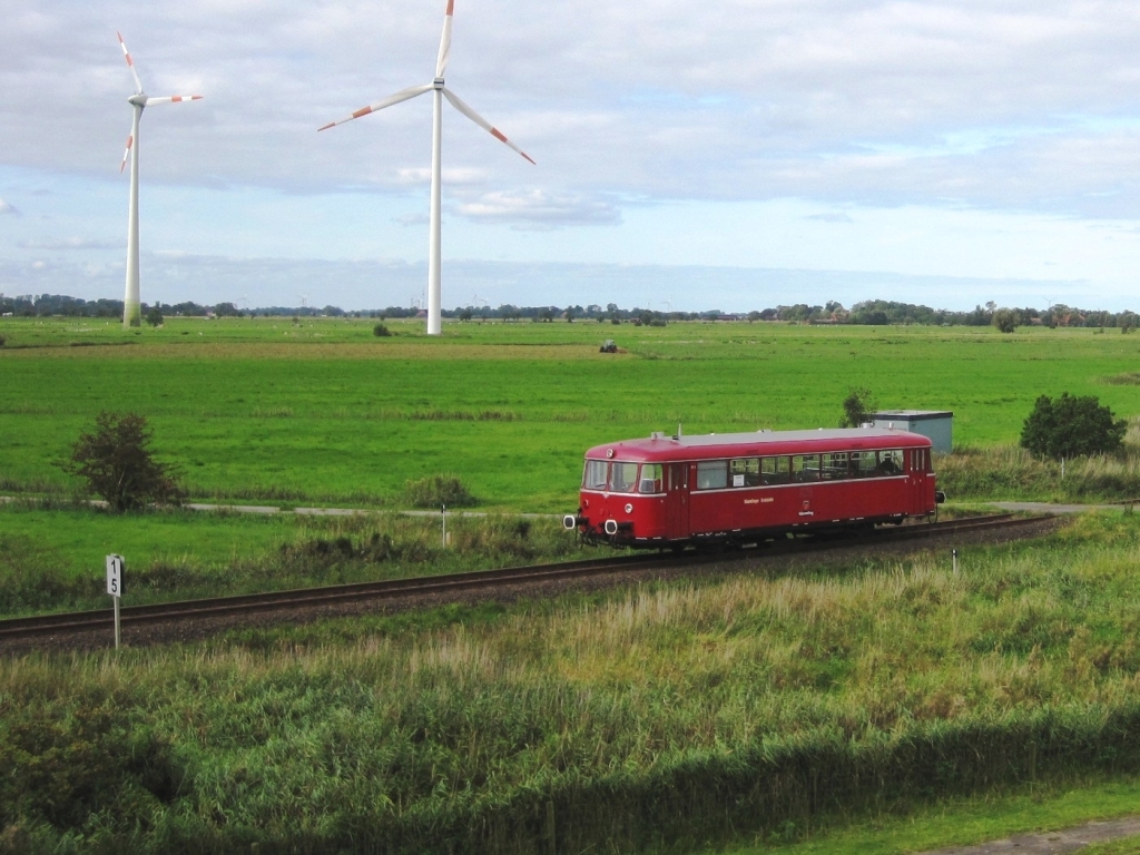 Der nostalgische Schienenbus unterwegs zwischen Wilhelmshaven und Hooksiel. 