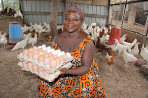 Kreditnehmerin Celina Yelpoe hat mit Mikrokrediten in Ghana eine Hühnerfarm aufgebaut. Foto: OID