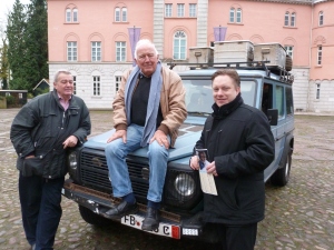 Gunther Holtorf auf seinem Geländewagen, links Dr. Fritz Kleinsteuber, rechts Jevers Bürgermeister Jan Edo Albers.  Foto©: Helmut Burlager