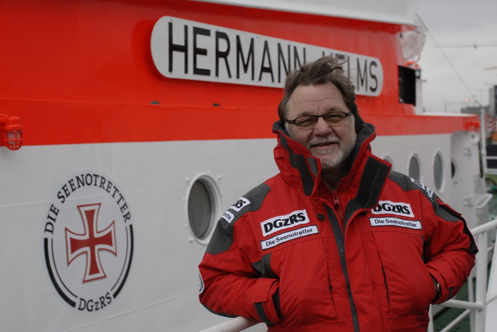 Der bekannte Musiker Klaus Lage ist neuer ehrenamtlicher „Bootschafter“ der Seenotretter. In Cuxhaven gab er heute die Einsatzzahlen der Seenotretter für das Jahr 2013 bekannt.  Foto/DGzRS
