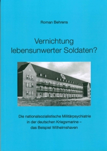 Das heutige Nordwest-Krankenhaus Sanderbusch, während des Weltkrieges Militärlazarett. Titelseite des Buches von Roman Behrens. Isensee-Verlag.