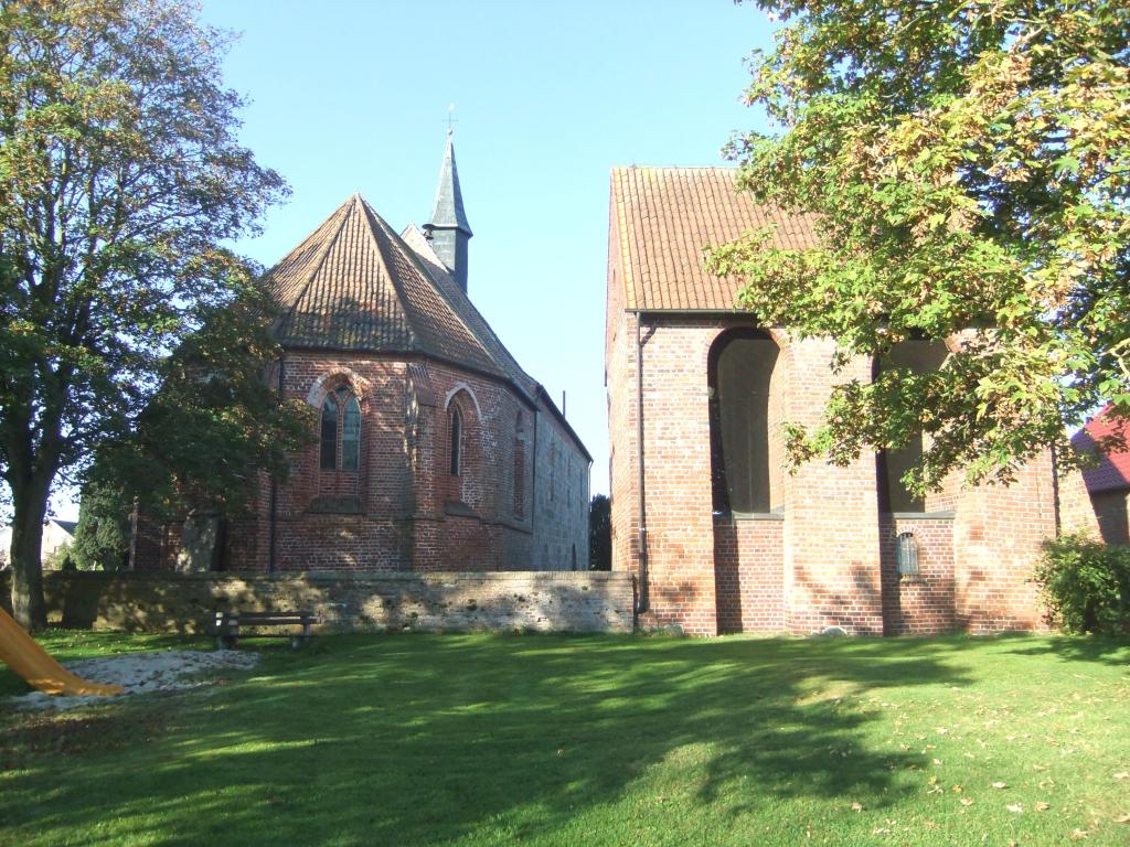 Kirche in Wiarden, dem Wohnort der beiden Autoren. Foto: Axel Bürgener
